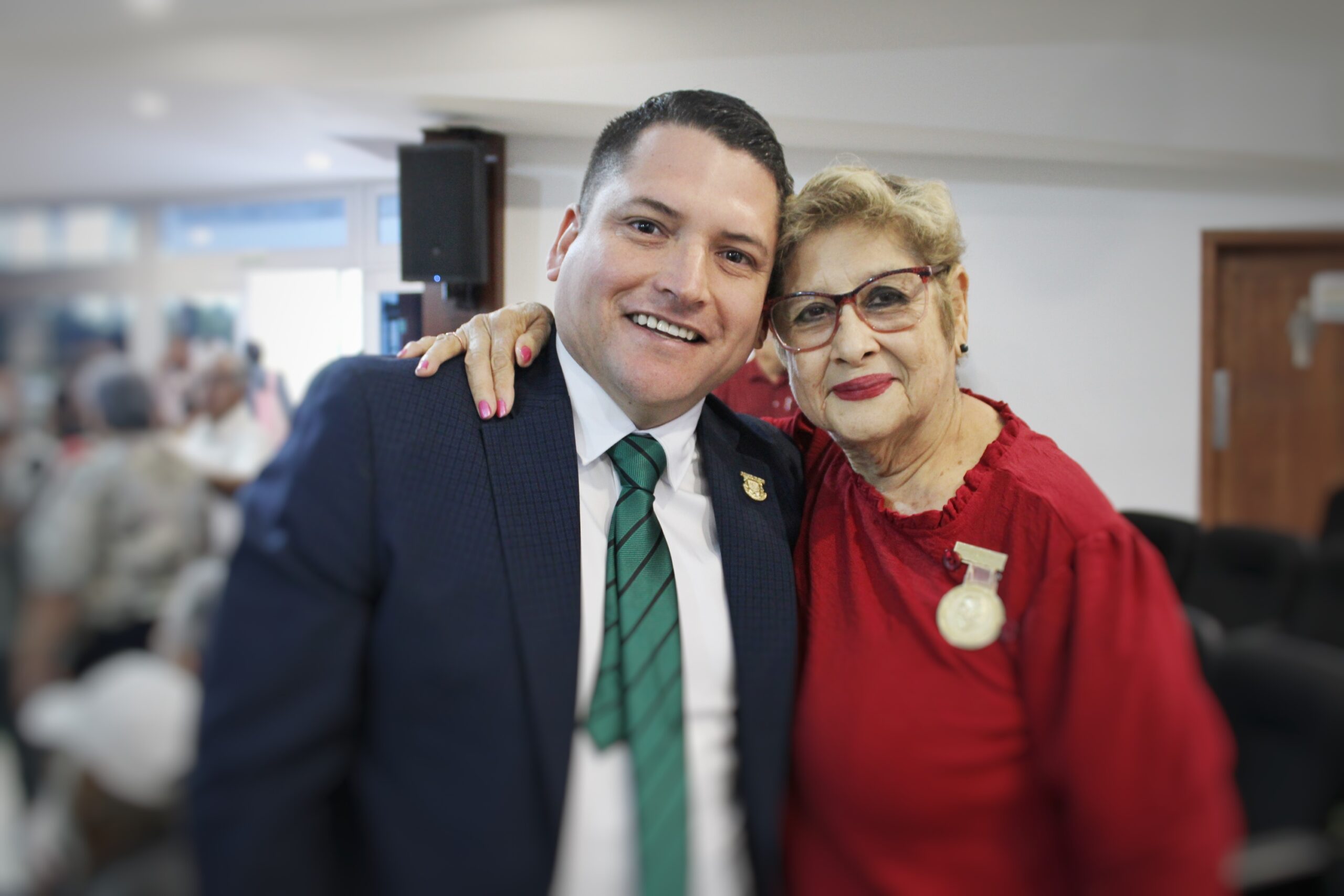 Entrega de la medalla María Dionisia Villarino Espinoza.